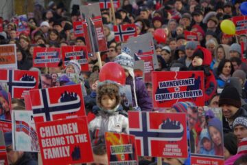 Cel mai mare protest din țară, la Suceava, în semn de solidaritate cu familia lăsată fără copii în Norvegia