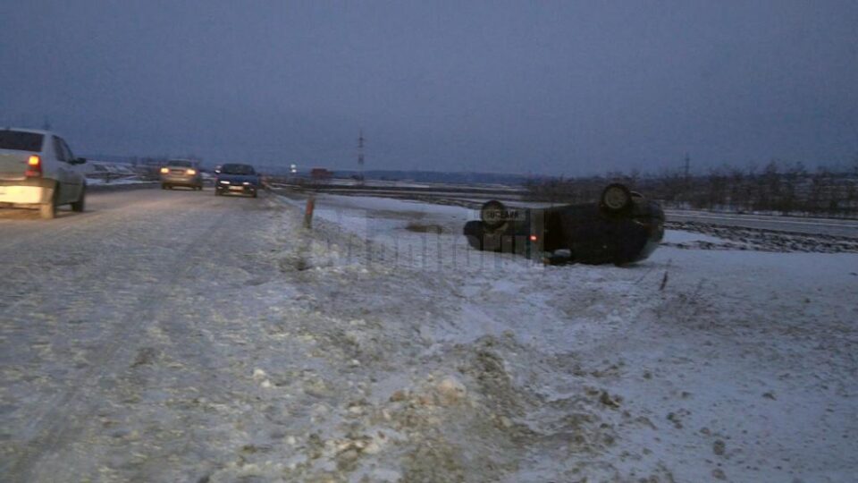 Un autoturism înmatriculat în Bacău s-a răsturnat ieri după-amiază pe DN 17, la ieșirea din Șcheia spre Gura Humorului