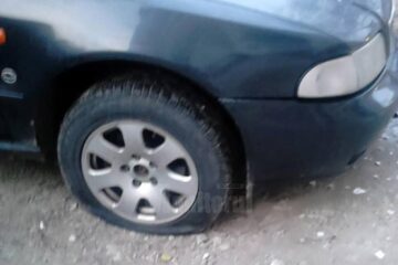 Două dintre mașinile găsite cu anvelope tăiate