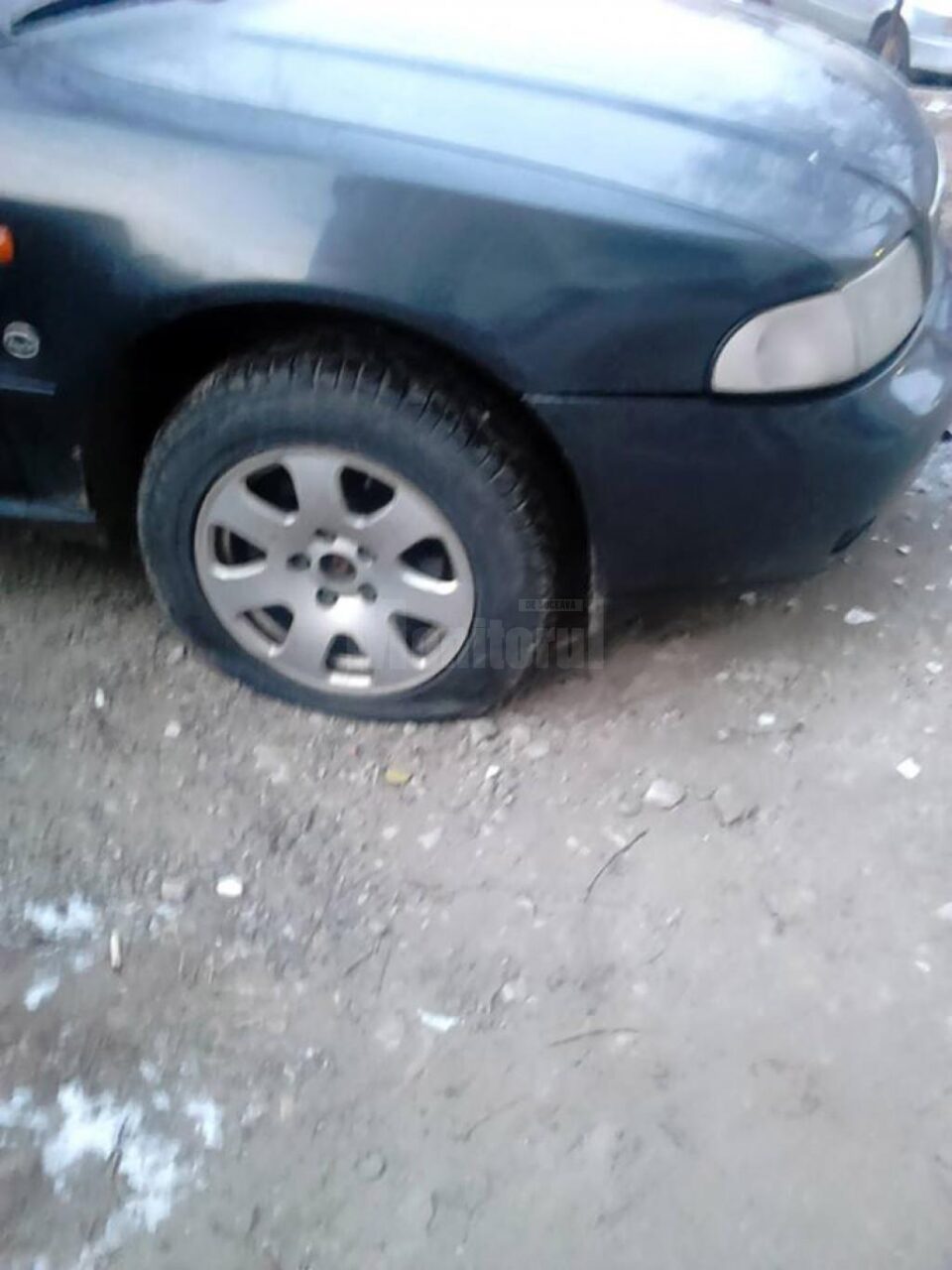 Două dintre mașinile găsite cu anvelope tăiate