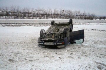 Un autoturism înmatriculat în Bacău s-a răsturnat ieri după-amiază pe DN 17, la ieșirea din Șcheia spre Gura Humorului