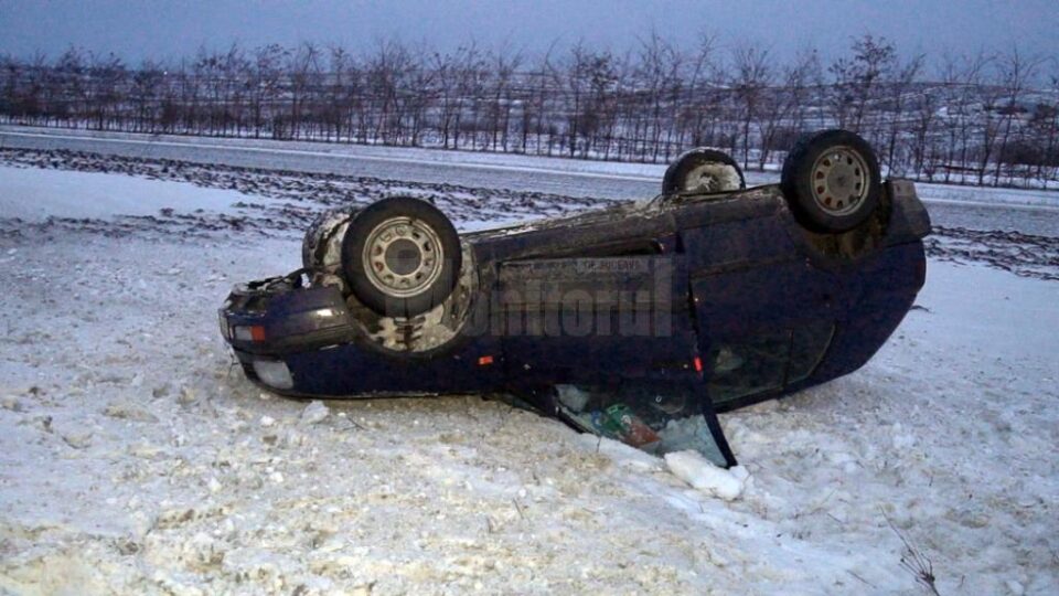 O mașină s-a răsturnat pe DN 17, pe o porțiune acoperită de zăpadă