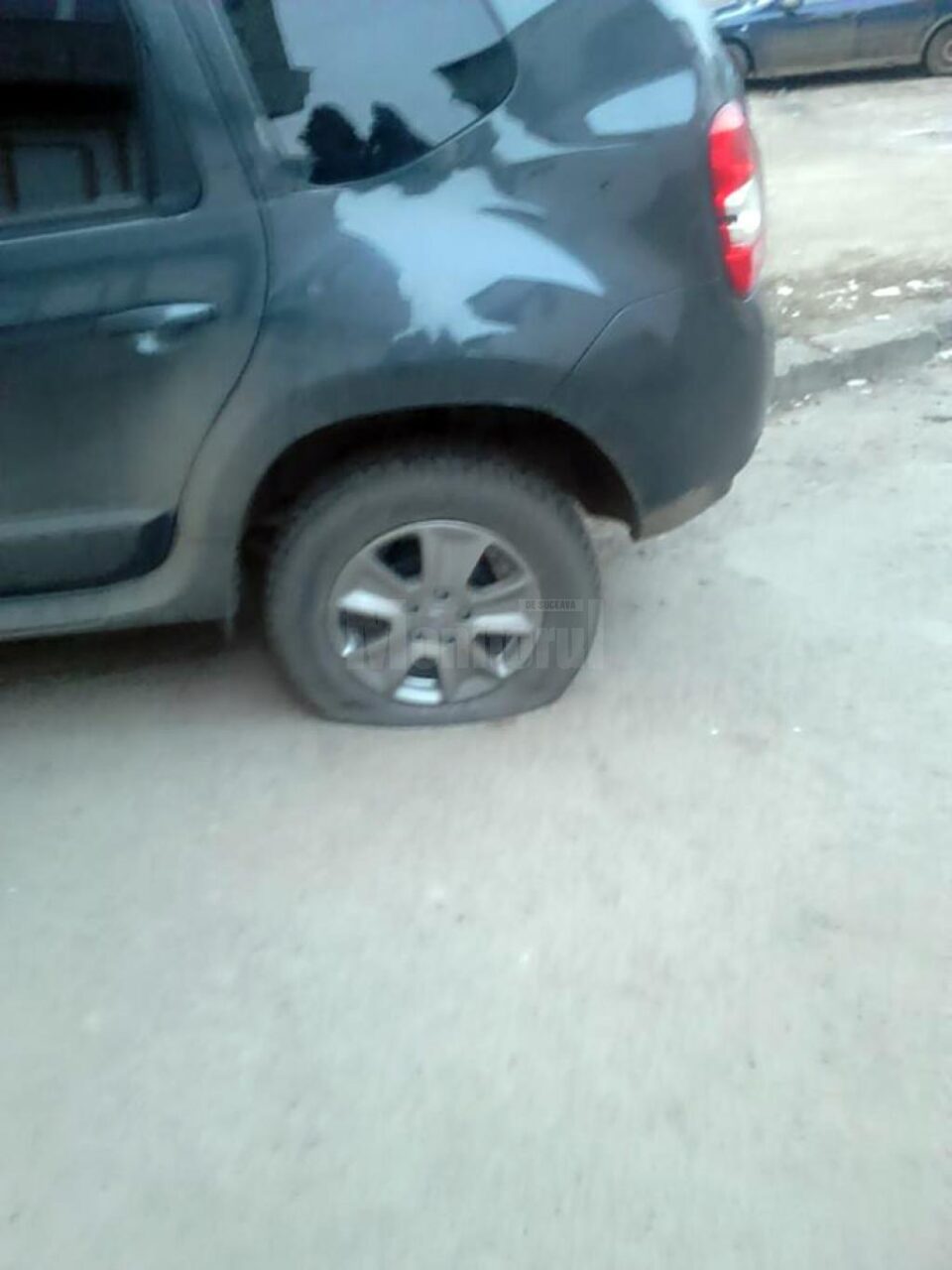 Mașini vandalizate în noapte, peste drum de Primăria Suceava