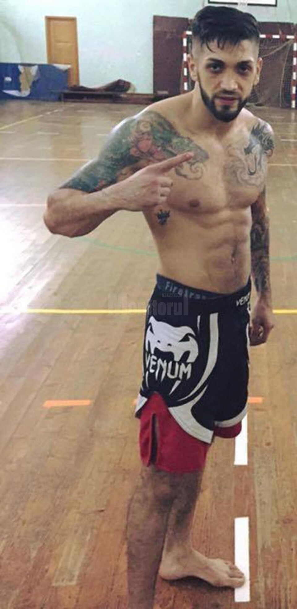 În grupul agresor s-a aflat și un anume Răzvan Ciurariu, în vârstă de 26 de ani, din Rădăuți, care practică lupte MMA