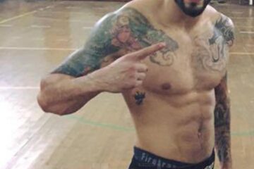 În grupul agresor s-a aflat și un anume Răzvan Ciurariu, în vârstă de 26 de ani, din Rădăuți, care practică lupte MMA