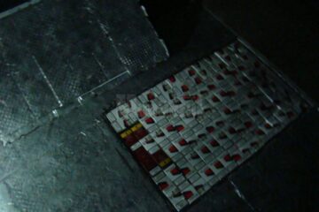 5.000 de pachete de țigări descoperite de polițiștii de frontieră în podeaua unui microbuz