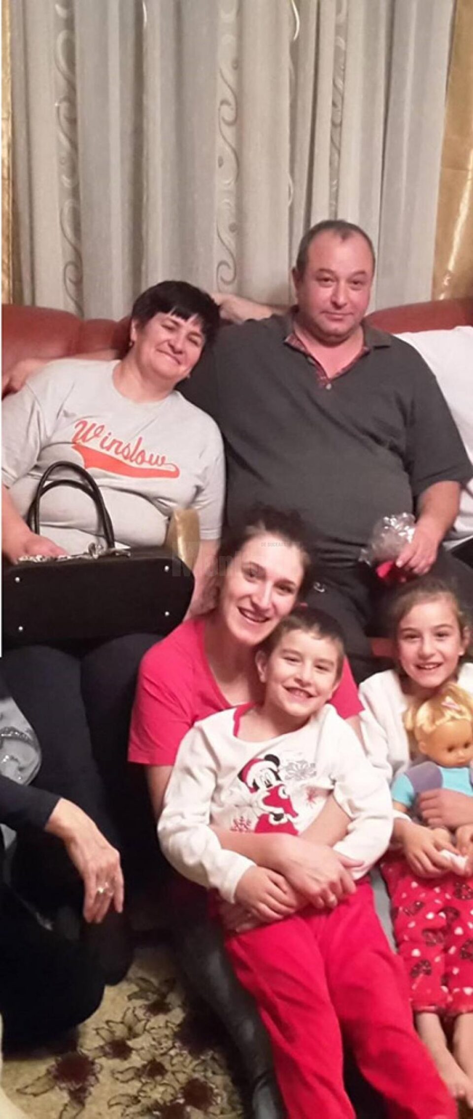 Cinci copii părăsiți de propriii părinți, crescuți de o familie de asistenți maternali din Cornu Luncii