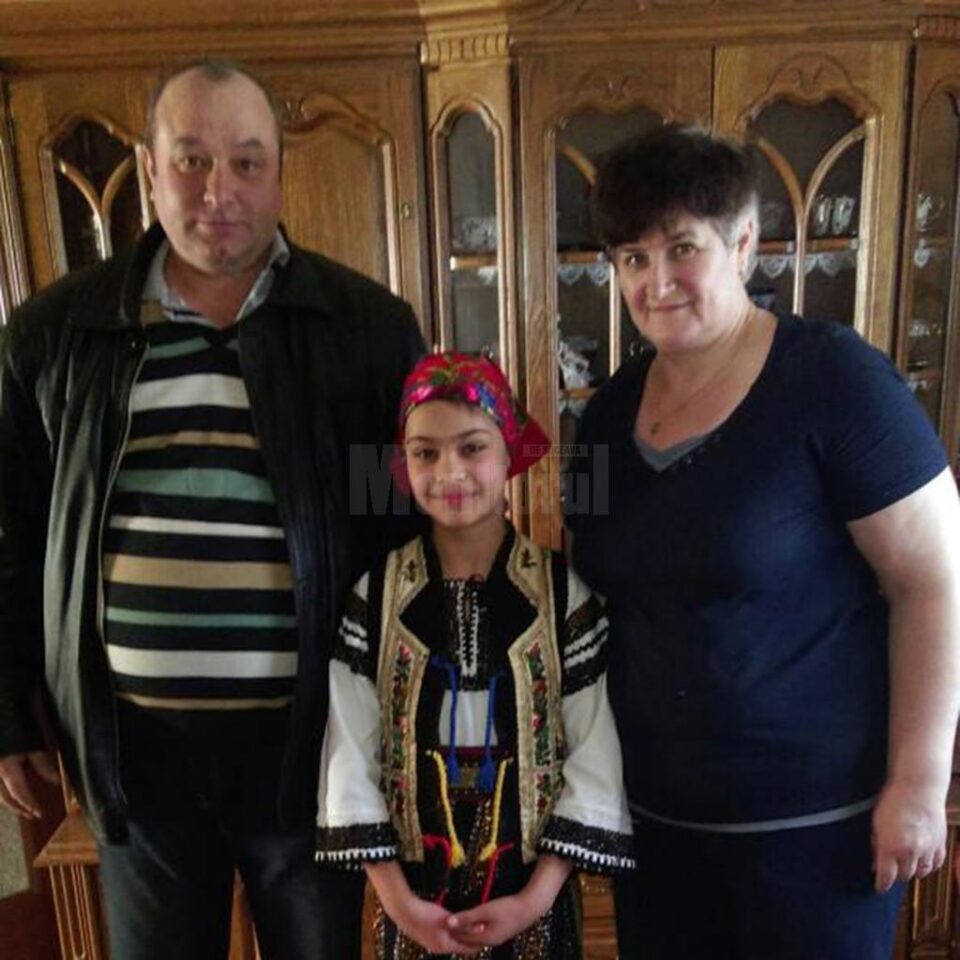 Familia de asistenți maternali Cătălin și Paraschiva Ailincă, împreună cu o fetiță de care au grijă