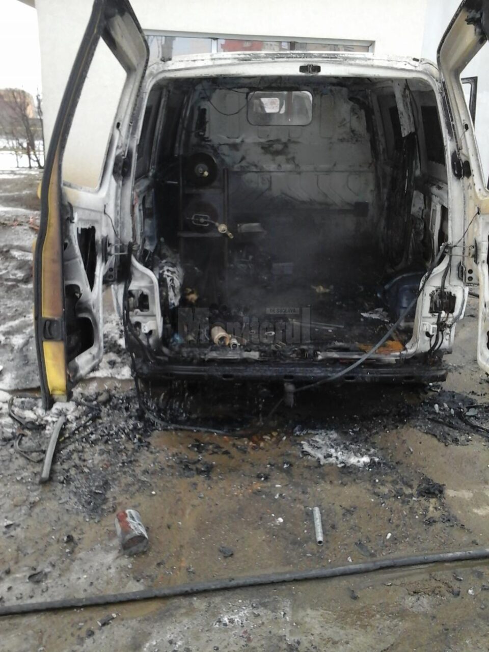 Autoutilitară distrusă de flăcări, la Sf. Ilie