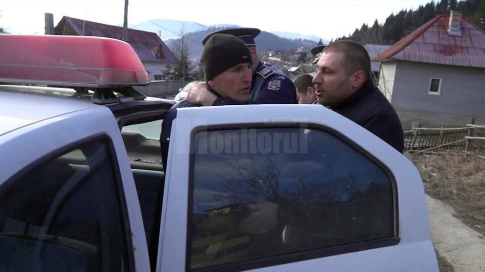 Suspectul a fost urcat cu greu în mașină