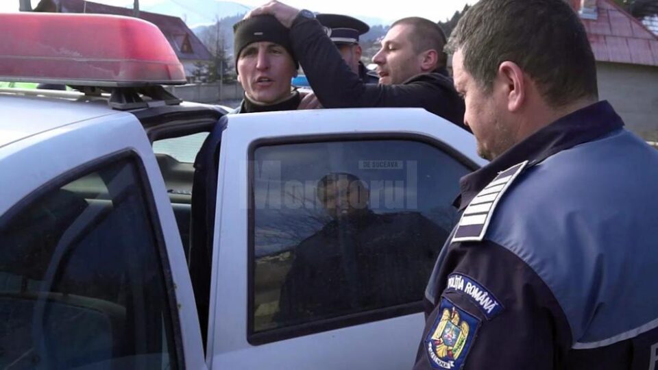 Suspectul a fost urcat cu greu în mașină
