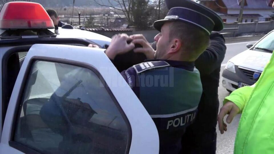 Suspectul a fost urcat cu greu în mașină