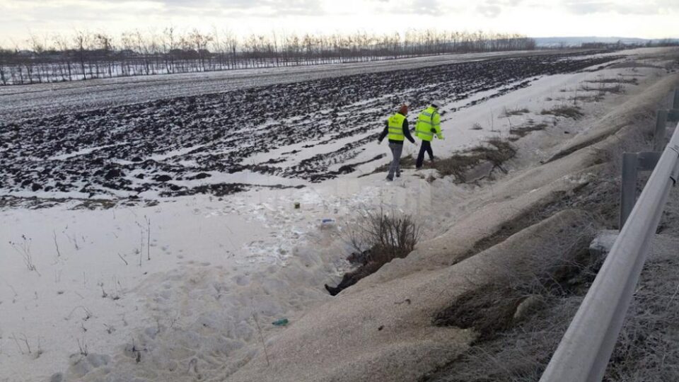Bărbatul a fost găsit mort la o diferență de nivel de câțiva metri față de șosea