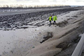 Bărbatul a fost găsit mort la o diferență de nivel de câțiva metri față de șosea