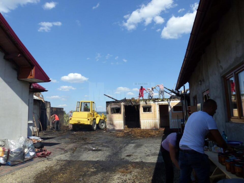 Dezastrul rămas după incendierea casei unui tânăr din Milișăuți, chiar în noaptea nunții acestuia