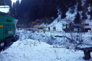 În paralel cu deblocarea conductei de gaz de sub un pârâu înghețat, echipele Transgaz au început construirea unei conducte supraterane de circa 50 de metri lungime