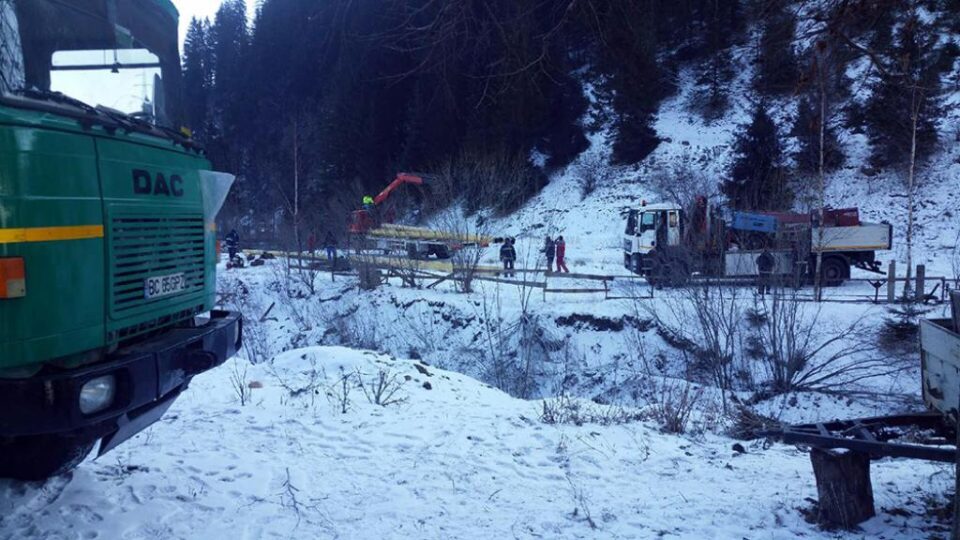 În paralel cu deblocarea conductei de gaz de sub un pârâu înghețat, echipele Transgaz au început construirea unei conducte supraterane de circa 50 de metri lungime