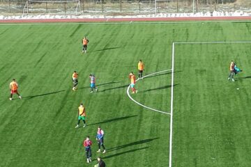 Terenul sintetic de la LPS va găzdui un interesant cuplaj fotbalistic