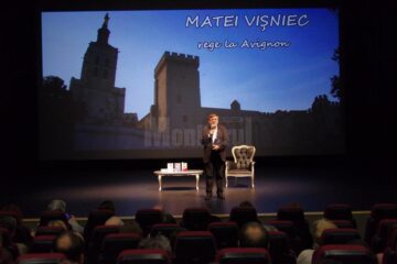 Scriitorul și jurnalistul Matei Vișniec pe scena teatrului care-i poartă numele