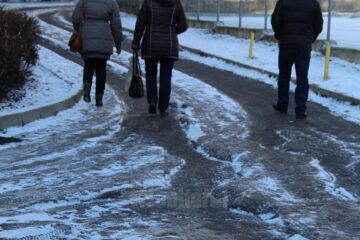 Apa rezultată din topirea zăpezii, la care s-a mai adăugat cea de la o avarie la rețelele de utilități, a dus la formarea unui strat de gheață gros de 20 – 30 cm