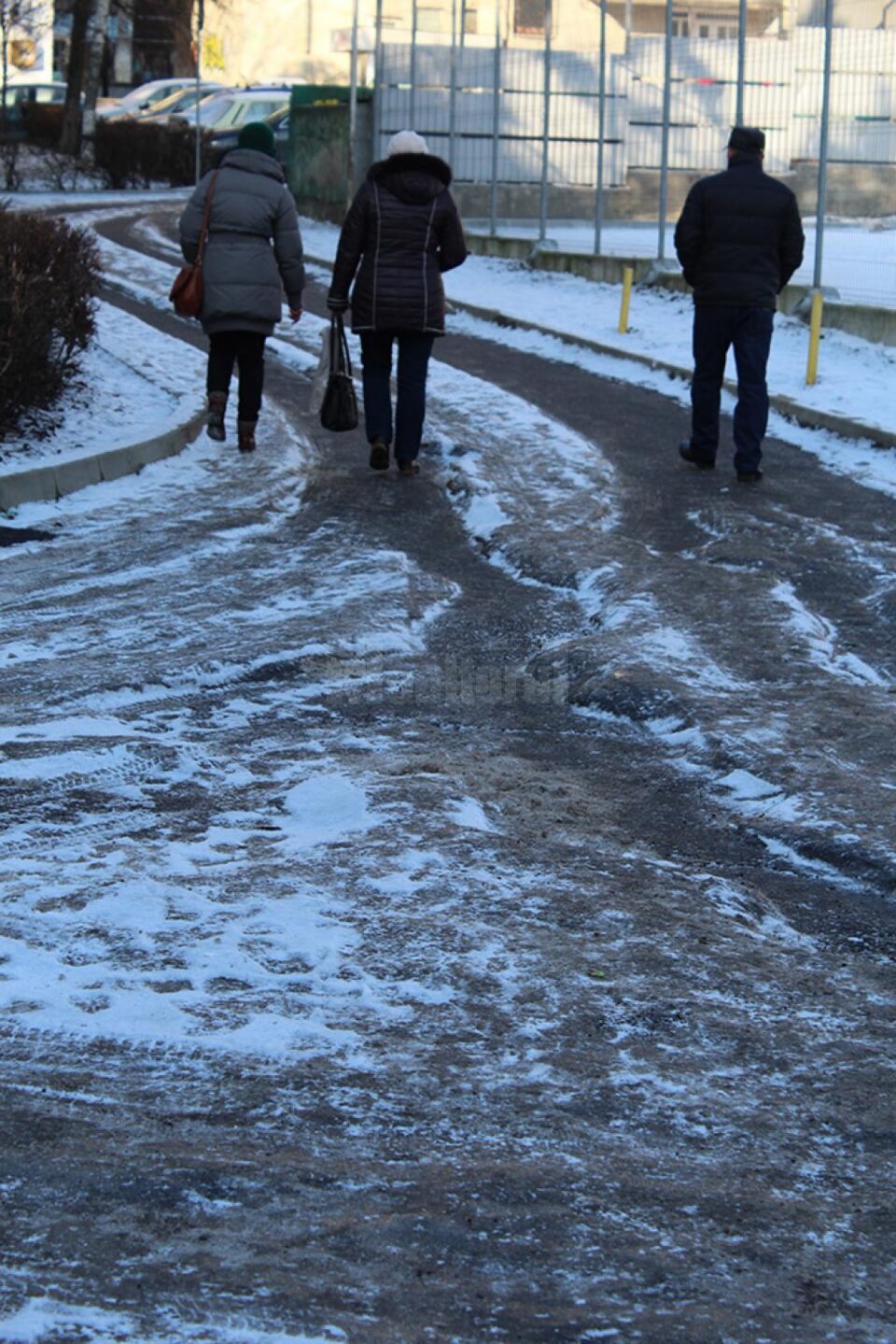 Apa rezultată din topirea zăpezii, la care s-a mai adăugat cea de la o avarie la rețelele de utilități, a dus la formarea unui strat de gheață gros de 20 – 30 cm