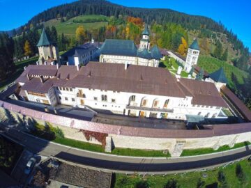 Restaurările de la Mănăstirea Putna, o provocare pentru constructor și beneficiar