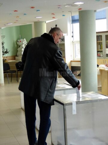 Aproape 400 de electori au fost așteptați la urne