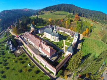 Restaurările de la Mănăstirea Putna, o provocare pentru constructor și beneficiar