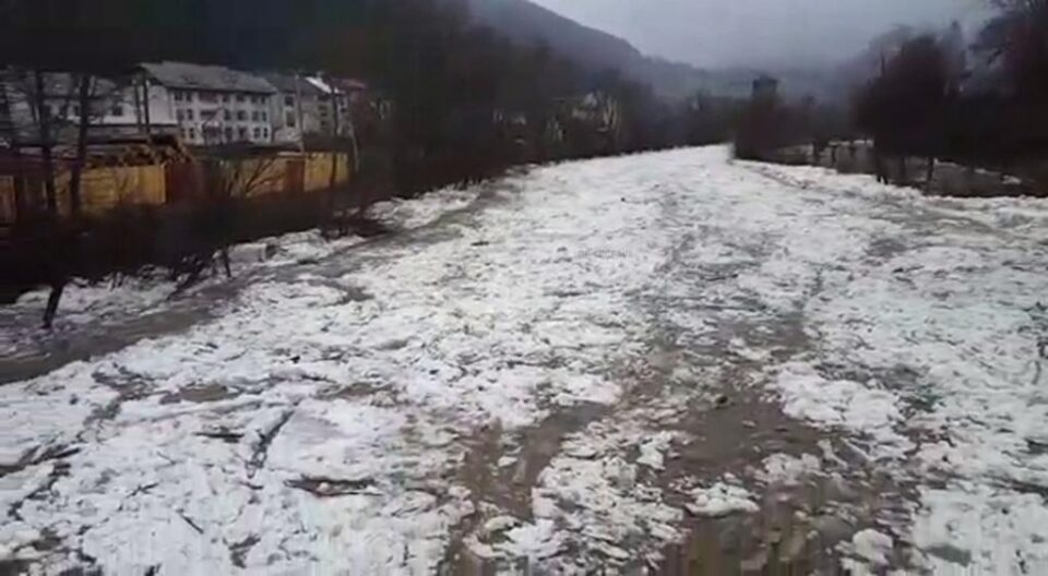 Râurile din județ, monitorizate din cauza pericolului de inundații ce pot apărea după încălzirea vremii