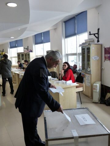 Rectorul Valentin Popa a votat în jurul orei 10