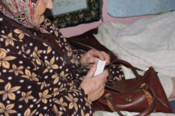 Bătrână oarbă, cu o pensie de 400 de lei, executată silit