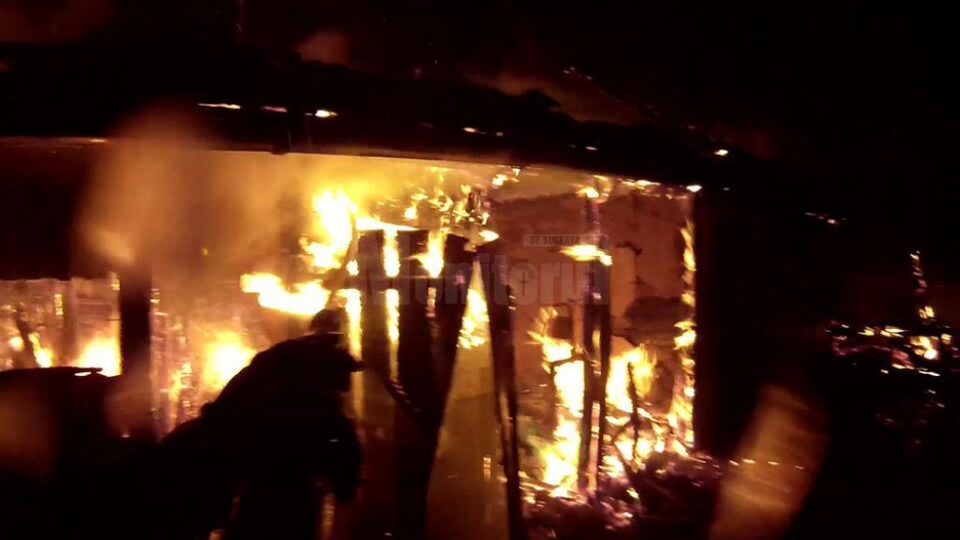 Un puternic incendiu a distrus anexele unei gospodării din satul Costâna