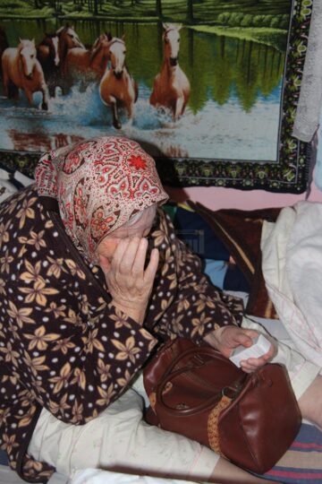 Bătrână oarbă, cu o pensie de 400 de lei, executată silit