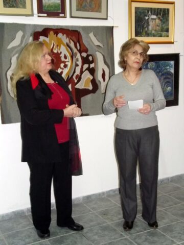 Artista plastică Lucia Pușcașu și conf. univ. dr. Sabina Fînaru