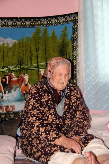 Bătrână oarbă, cu o pensie de 400 de lei, executată silit