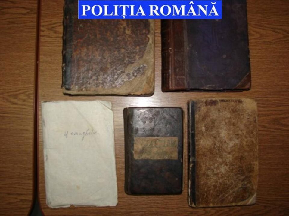 Trafic cu bunuri de patrimoniu: săbii, baionete, monede și cărți vechi, confiscate de la suceveni