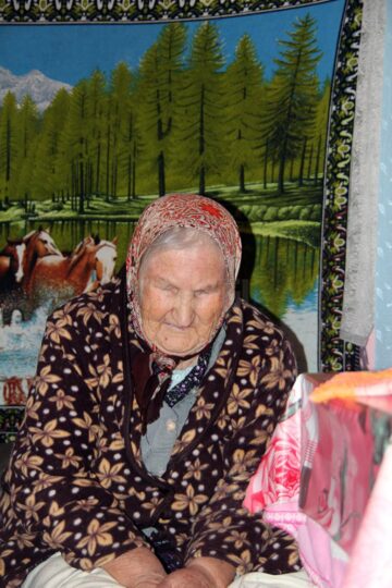 Bătrână oarbă, cu o pensie de 400 de lei, executată silit
