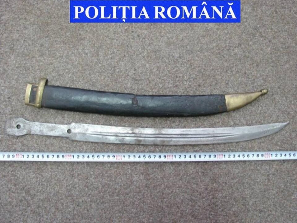 Trafic cu bunuri de patrimoniu: săbii, baionete, monede și cărți vechi, confiscate de la suceveni