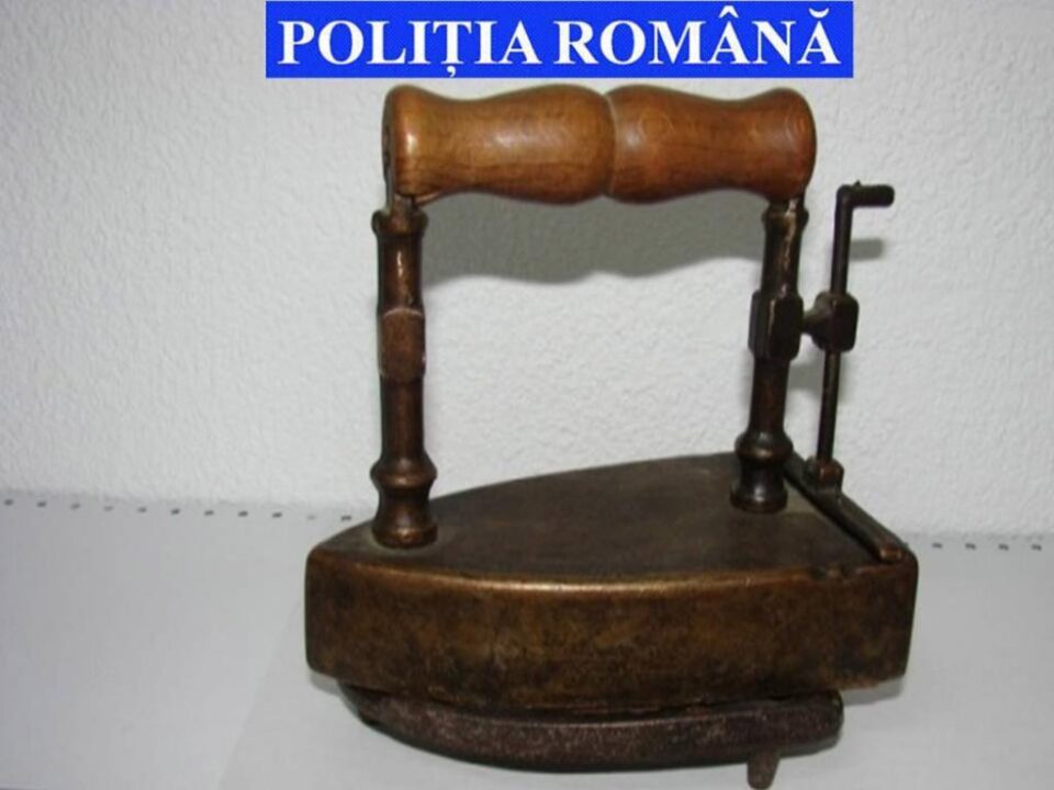Trafic cu bunuri de patrimoniu: săbii, baionete, monede și cărți vechi, confiscate de la suceveni