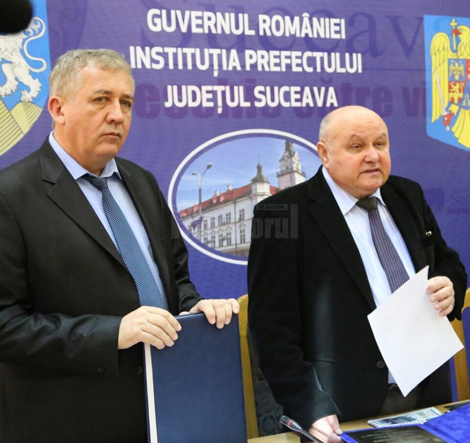 Directorul Crai Nou, Dumitru Teodorescu (dreapta), a primit de la prefectul Constantin Harasim o plachetă de excelență