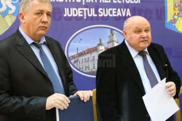 Directorul Crai Nou, Dumitru Teodorescu (dreapta), a primit de la prefectul Constantin Harasim o plachetă de excelență