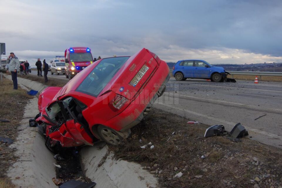 Impactul dintre cele două mașini a fost foarte puternic, una dintra mașini fiind proiectată în șanț