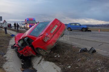 Impactul dintre cele două mașini a fost foarte puternic, una dintra mașini fiind proiectată în șanț