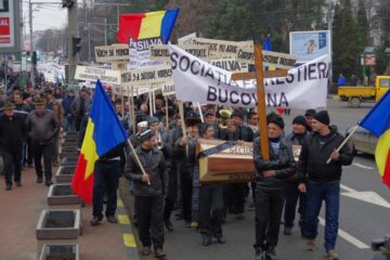 Protestul forestierilor a paralizat temporar traficul rutier pe străzile Sucevei