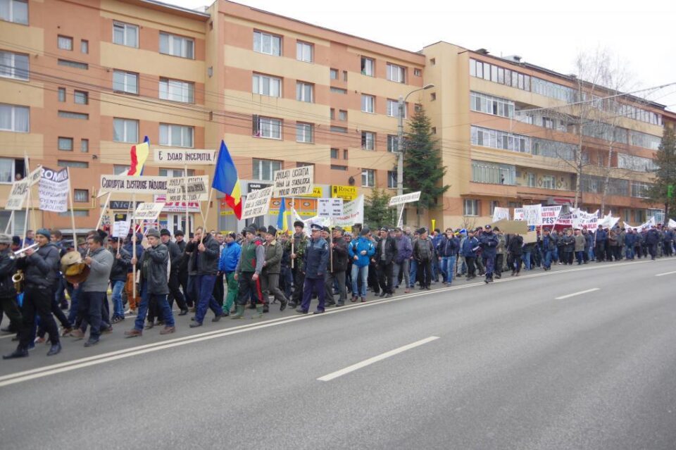 Protestul forestierilor a paralizat temporar traficul rutier pe străzile Sucevei