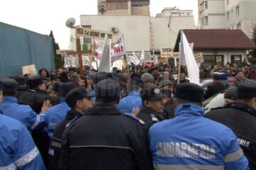 Contre dure între jandarmi și forestieri, în curtea Direcției Silvice Suceava