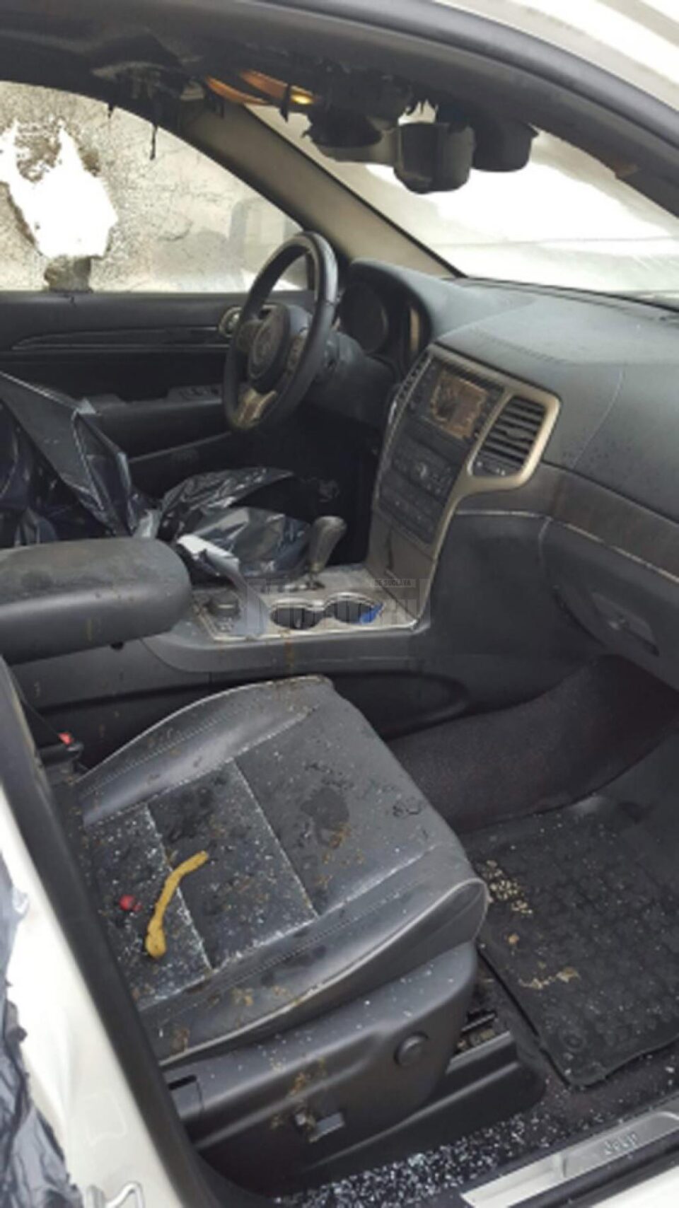 Autoturism Grand Cherokee incendiat la Rădăuți și recompensă de 20.000 de euro pentru identificarea autorilor