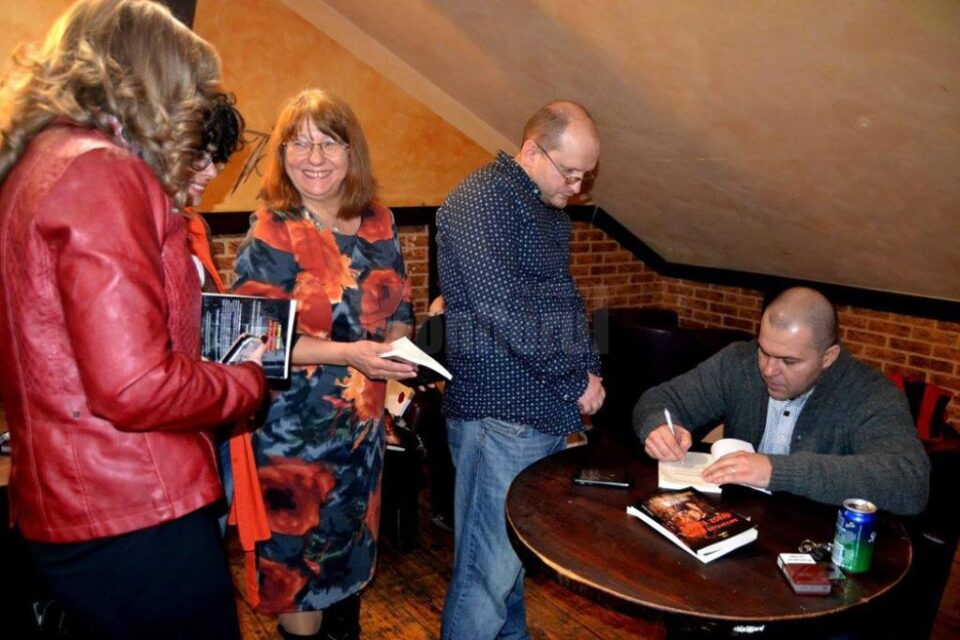 Sesiune de autografe Foto Carmen și Nelu Marcean