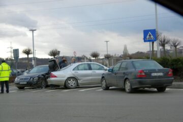 Trei mașini avariate după o tamponare în parcarea Iulius Mall