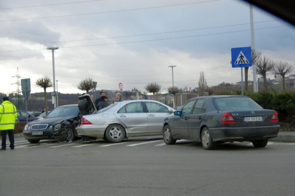 Trei mașini avariate după o tamponare în parcarea Iulius Mall
